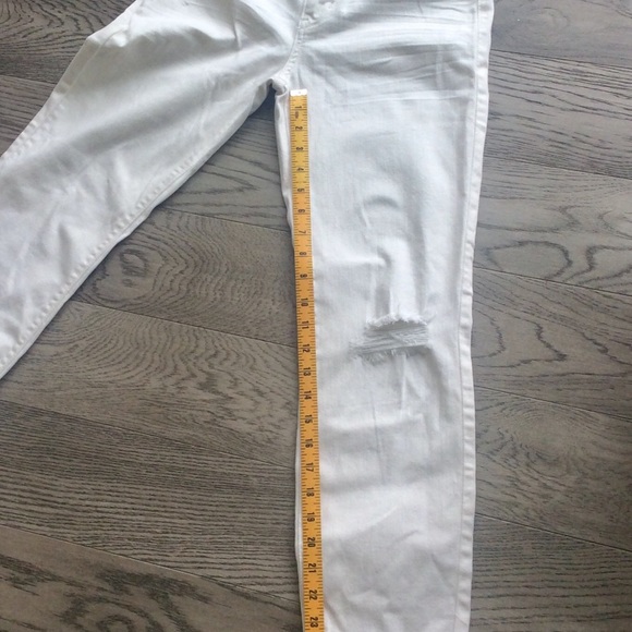 LEVI’S WHITE MID RISE SLIM CUFFED JEANS. Size 2 - Picture 8 of 8